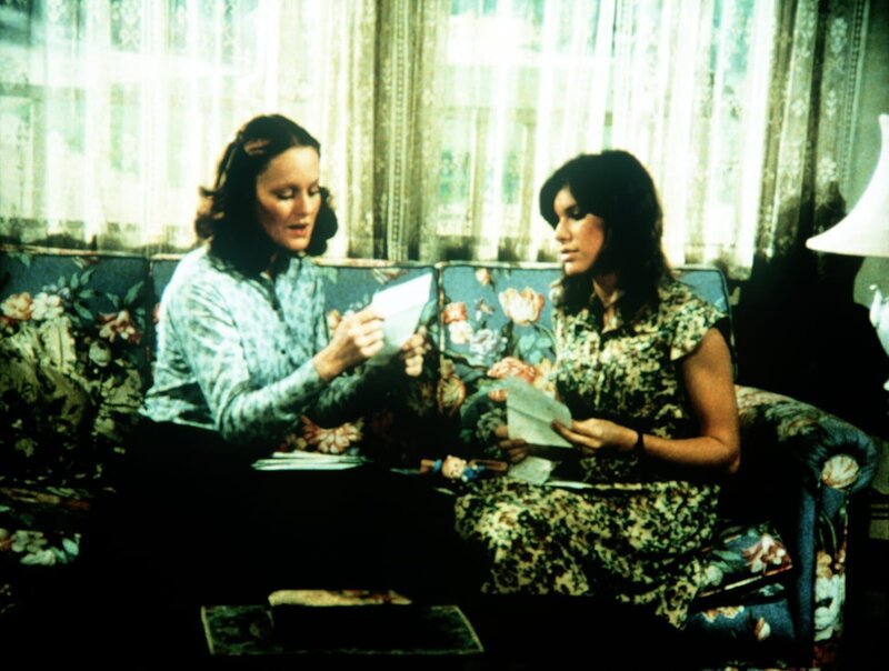 Erin (Mary Beth McDonough, l.) hat eine Einladung nach Camp Lee erhalten. Zusammen mit ihrer Schwester Mary Ellen (Judy Norton-Taylor, r.) überlegt sie, ob sie tatsächlich zu den Soldaten fahren soll. – Bild: WARNER BROS. INTERNATIONAL TELEVISION