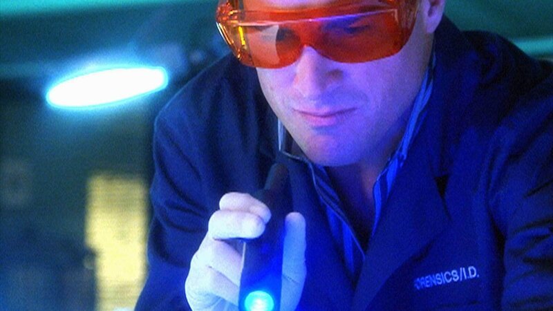 Ermittler Nick Stokes (George Eads) untersucht den Pullover des Täters auf Spuren. – Bild: TVNOW
