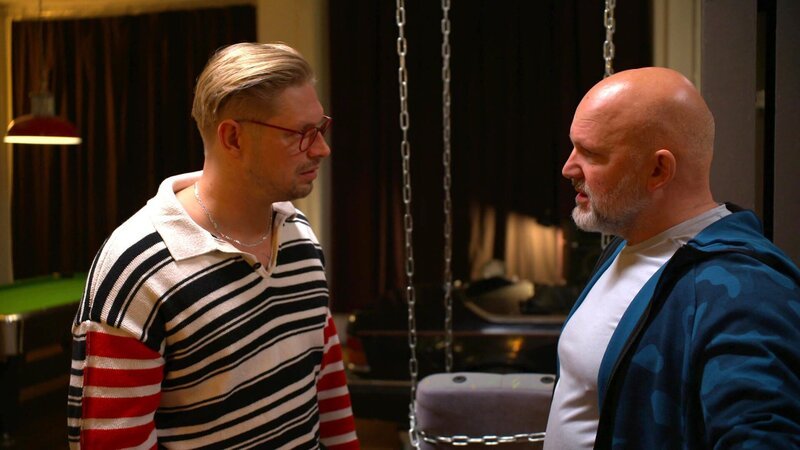 Bruno hofft, sich mit Joe zu versöhnen, als er sieht, dass es zwischen Peggy und Joe wieder entspannter läuft. Doch sein Entschuldigungsversuch scheitert kläglich: Joe blockt ab und wird aggressiv, als Bruno einfach nicht lockerlassen will. – Bild: RTLZWEI – Recht zum Abdruck/​Darstellung zeitlich/​sachlich beschränkt auf die Bewerbung der Sendung