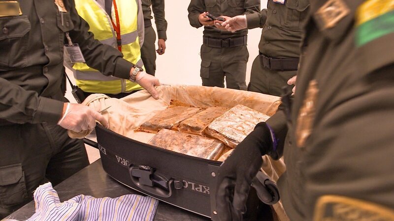 BOGOTA, Colombia – Officers inspect a lost luggage with cocaine. – Bild: Mario Lazcano /​ National Geographic Channels/​Mario Lazcano /​ National Geographic Channels /​ National Geographic Channels