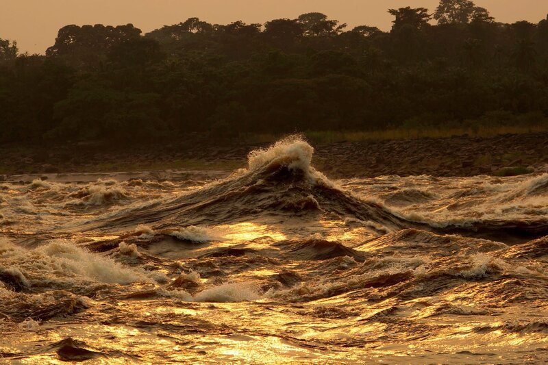 Nachdem der Kongo die großen Wasserfälle der Livingstonefälle überwunden hat, türmt er sich zu meterhohen Wellen auf. – Bild: ZDF/​NDR/​Doclights GmbH/​Blue Planet Film