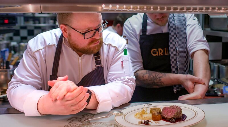 Andreas Block arbeitet als Küchenchef in einem Nobelhotel. Vierzig Kilo sind schon runter, aber vierzig sollen noch. – Bild: NDR/Tim Boehme / NDR Presse und Information Andreas Block arbeitet als Küchenchef in einem Nobelhotel. Vierzig Kilo sind schon runter, aber vierzig sollen noch. – Bild: NDR/Tim Boehme / NDR Presse und Information