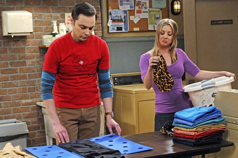 Jim Parsons (Sheldon Cooper), Kaley Cuoco (Penny). – Bild: HBOH