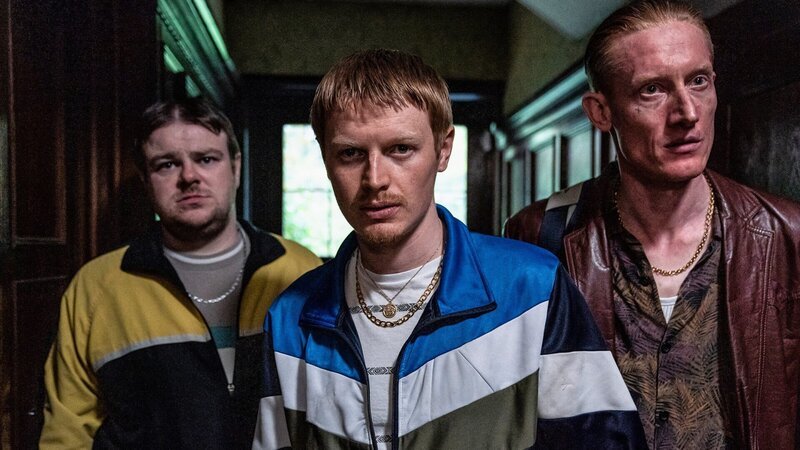 Terry (Andrew Ellis, l.), Nathan (Ian Kenney, M.) und Gaz (Jake Curran, r.) brechen in ein abgelegenes Landhaus ein. – Bild: ZDF und Luke Varley Terry (Andrew Ellis, l.), Nathan (Ian Kenney, M.) und Gaz (Jake Curran, r.) brechen in ein abgelegenes Landhaus ein. – Bild: ZDF und Luke Varley