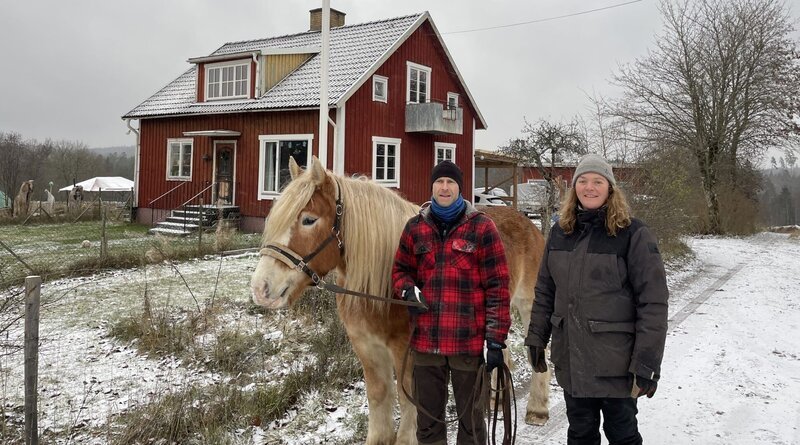 Vivian (41) und Alex (44) mit ihrem Pferd vor ihrem Haus. Der Winter steht vor der Türe und sie müssen noch Brennmaterial besorgen. – Bild: WDR/​sagamedia /​ WDR Kommunikation/​Redaktion Bild