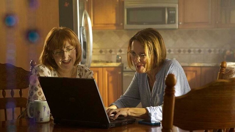 Sheila sitting at her laptop. – Bild: Discovery Communications