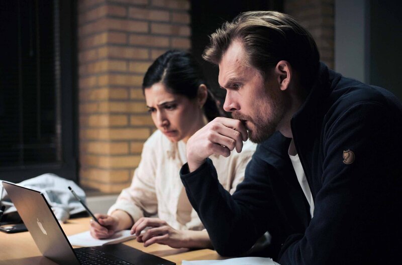Andreas (Jesper Hagelskær Paasch) und Emily (Siir Tilif) bei der Recherche – Bild: SWR/​Shuuto Arctic AS