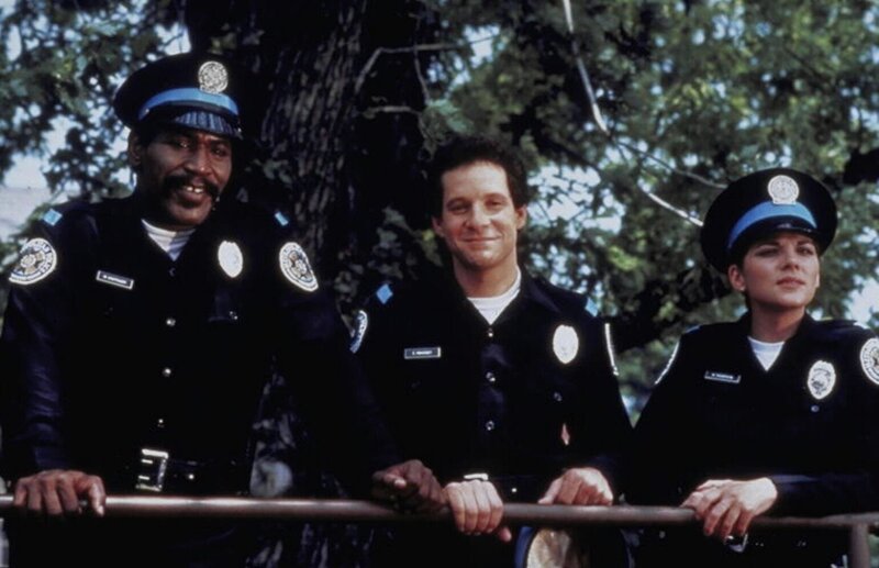 Die Neuankömmlinge: Carey Mahoney (Steve Guttenberg, Mi.), Karen Thompson (Kim Cattrall) und Hightower (Bubba Smith, li.) ahnen noch nicht, was auf sie zukommt … – Bild: BILDNAME:12676h.jpg, CopyR: ProSieben Media AG,