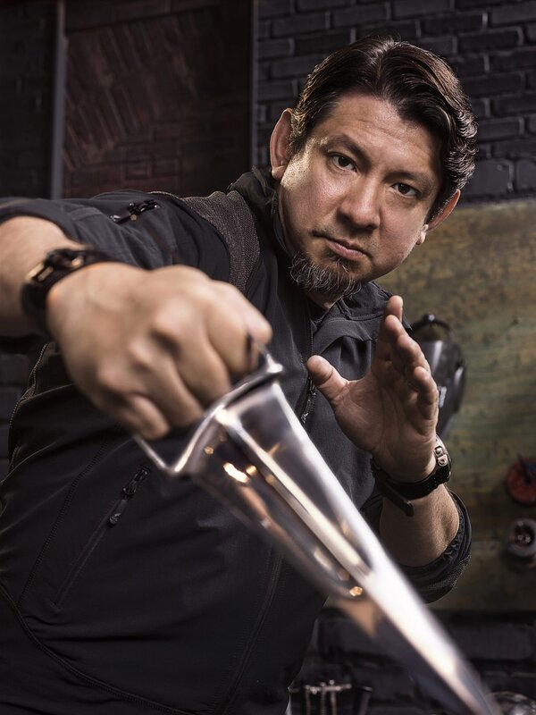 Waffenexperte Doug Marcaida ist einer der drei Juroren bei „Forged in Fire – Wettkampf der Schmiede“ und kontrolliert die Schmiede-Arbeiten der Kandidaten. – Bild: A&E Television Networks Lizenzbild frei