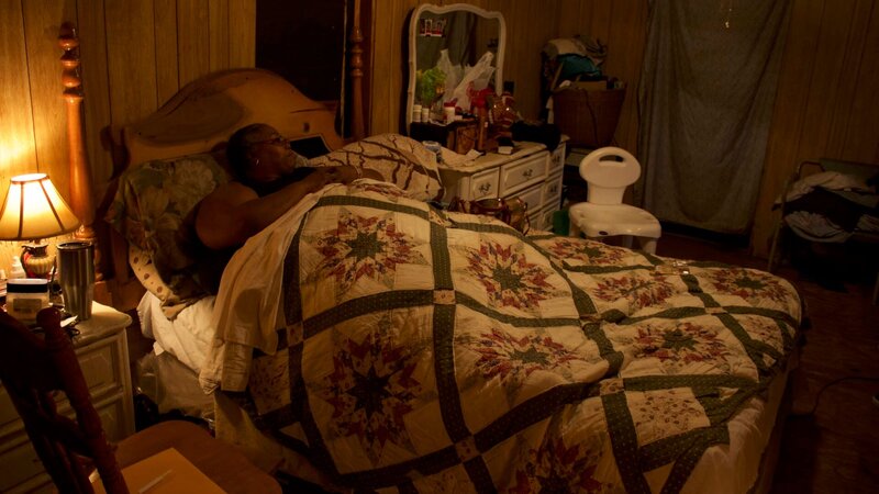 Lisa is laying in bed at home. – Bild: TLC /​ Discovery Communications