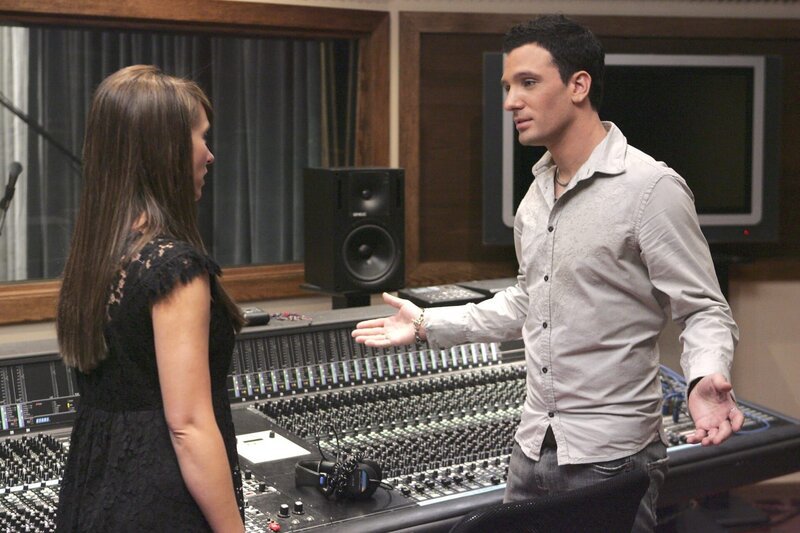 Melinda (Jennifer Love Hewitt, r.) besucht den jungen Musiker Samson (J.C. Chasez, l.) in seinem Tonstudio – Bild: ABC Studios