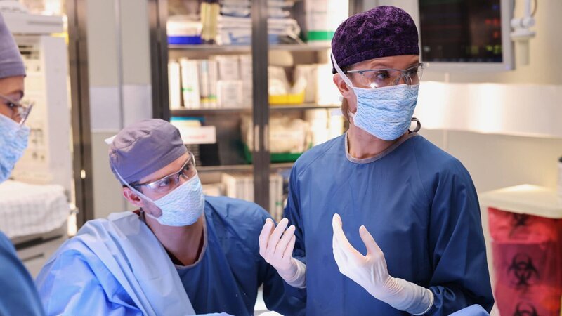 Chicago Med Staffel 9 Folge 8 Sie bereiten einen Notfall-Kaiserschnitt vor: Luke Mitchell als Dr. Mitch Ripley, Jessy Schram als Dr. Hannah Asher – Bild: SRF/​NBC Universal