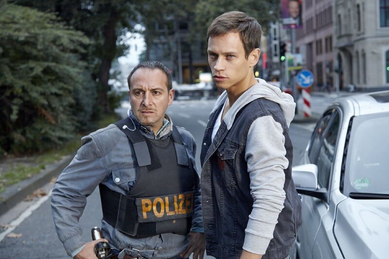 Semir (Erdogan Atalay, l.) und Alex (Vinzenz Kiefer) helfen einer amerikanischen Kollegin bei der Suche nach ihrem totgeglaubten Ehemann – nichtahnend, dass sie sich damit in tödliche Gefahr begeben … – Bild: RTL Crime /​ Guido Engels