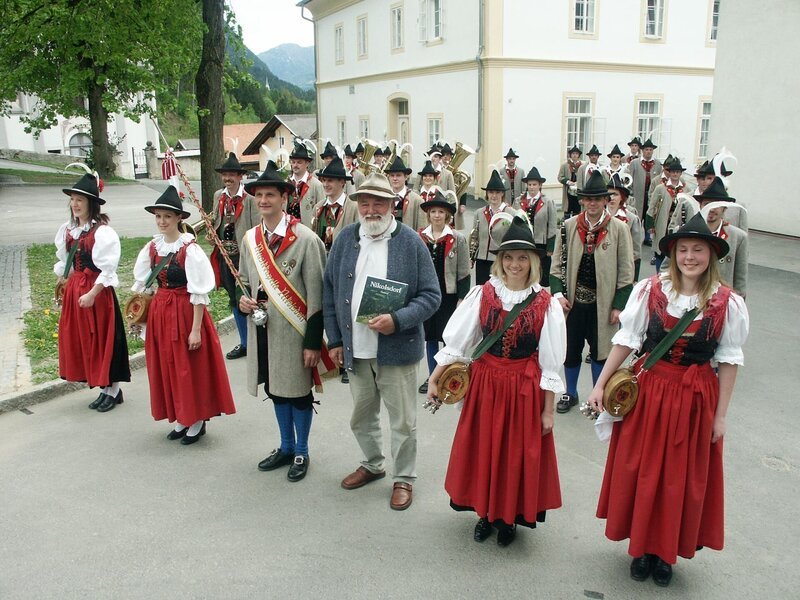 Sepp Forcher unterwegs mit der Musikkapelle Nikolsdorf. – Bild: ORF