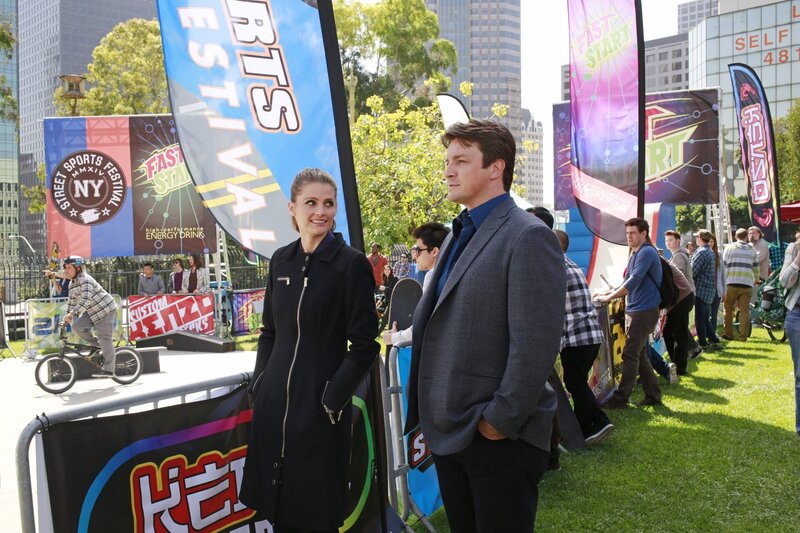 Ihre Ermittlungen führen Kate (Stana Katic, l.) und Castle (Nathan Fillion, r.) diesmal in die bunte Welt der Skateboarder … – Bild: 2014 American Broadcasting Companies, Inc. All rights reserved. Lizenzbild frei