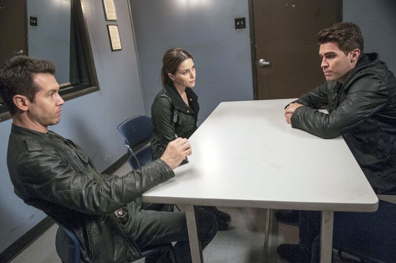 Justin Voight (Josh Segarra, r.) wird in einem Mordfall verwickelt. Gelingt es Antonio Dawson (Jon Seda) und Erin Lindsay (Sophia Bush), den Sohn ihres Kollegen vor einem erneuten Aufenthalt im Gefängnis zu bewahren? – Bild: NBC Studios