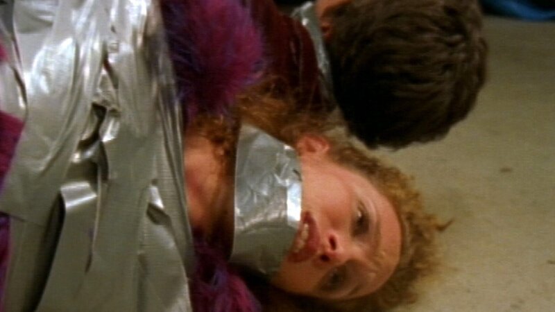 Clare (Jennifer Copping) und George (Christopher Shyer) werden eines Abends von Einbrechern in ihrem Haus geknebelt … – Bild: RTL II