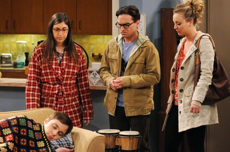 Machen sich Sorgen um Sheldon (Jim Parsons, liegend), dessen Leben auf dem Kopf steht, da sein Friseur krank ist: Amy (Mayim Bialik, l.), Leonard (Johnny Galecki, M.) und Penny (Kaley Cuoco, r.) … – Bild: HBOH