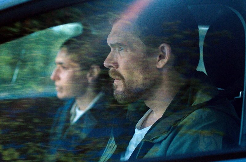 Emily (Siir Tilif) und Andreas (Jesper Hagelskær Paasch) müssen schnell handeln, bevor Nora noch mehr zustößt. – Bild: SWR/​2023 Shuuto Arctic AS