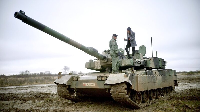 Sagenhafte 1000 neue Panzer plant man in Polen anzuschaffen. Weltweit Korrespondentin Vanessa Böttcher trifft Marcin Jankowski, Oberstleutnant des 1. Panzerbataillons von Braniewo, einer Stadt nahe der Grenze zur russischen Enklave Kaliningrad. Er zeigt ihr die neuesten Panzer, die die Polnische Armee aus Südkorea gekauft hat. – Bild: ORF