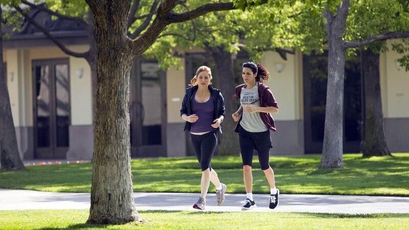 Während des Joggens unterhalten sich Maura Isles (Sasha Alexander, l.) und Det. Jane Rizzoli (Angie Harmon) über ihren aktuellen Fall. Wieso wurden ermordete junge Frauen wie Puppen zurechtgemacht? – Bild: TVNOW /​ Warner Bros