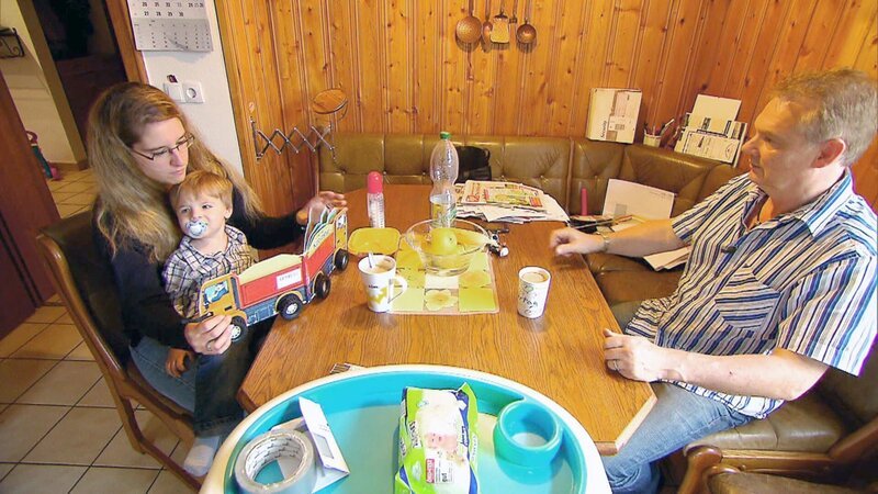 Nadja und Klaus mit Sohn Dean-Martin suchen ihr Glück in Bayern. – Bild: RTL II