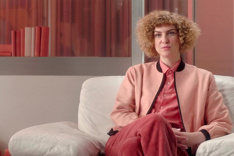 Feminism WTF Expertin Laura Wiesböck im rosa Raum SRF/Vinca Film – Bild: SRF/Vinca Film Feminism WTF Expertin Laura Wiesböck im rosa Raum SRF/Vinca Film – Bild: SRF/Vinca Film