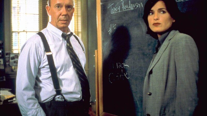 Captain Donald Cragen (Dann Florek) und Detective Olivia Benson (Mariska Hargitay) sind empört über die gleichgültige Haltung ihrer Kollegen am Tatort. Sie glauben nicht an einen Mord durch einen durchgedrehten Freier. – Bild: RTL/​Universal Studios/​MP