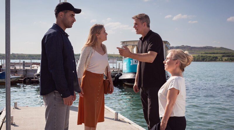 Eva (ChrisTine Urspruch, re.), Evelyn (Susanne Bormann, 2. v. li.) und Karim (Karim Günes, li.) machen Curt (Steffen Groth) Vorwürfe. – Bild: ARD Degeto Film/​Erik Steingroever