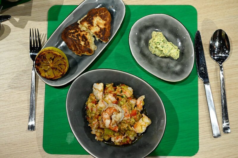 Vorspeise von André Bloeute: Garnelen-Ragout mit Pfannenbrot und Kräuterbutter – Bild: ZDF und Markus Hertrich