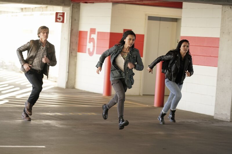 MacGyver (Lucas Till), Desi (Levy Tran) und Riley Davis (Tristin Mays) – Bild: CBS Broadcasting, Inc.