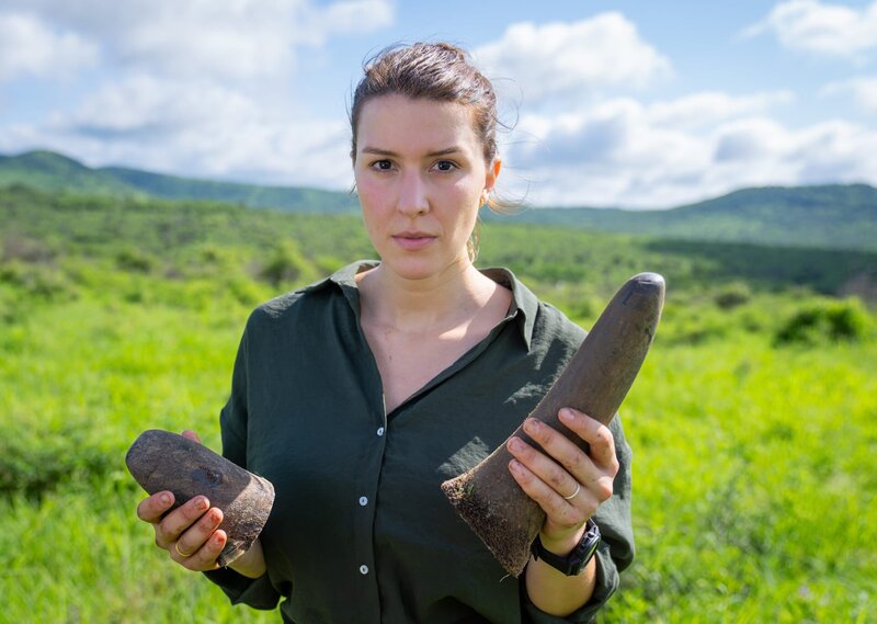 Wildtierärztin Hannah Emde begleitet eine spektakuläre Schutzmaßnahme für Nashörner, das so genannte „Dehorning“. Dem Nashorn werden die Hörner abgesägt, damit sie für Wilderer unattraktiv werden. Jeden Tag wird in Südafrika mindestens ein Nashorn getötet. Ihr Horn ist auf dem Schwarzmarkt fast so viel wert wie Gold. – Bild: ZDF und Oliver Roetz