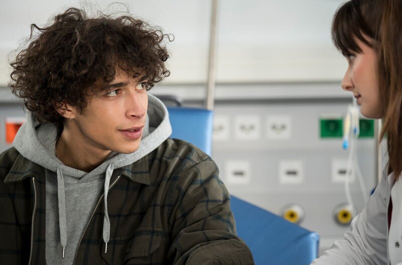 Jonathan Kramer (Mekyas Mulugeta, l.), kommt erneut ins Klinikum und möchte ausdrücklich von Dr. Rösler (Paula Schramm, r.) behandelt werden. – Bild: ARD/​Jens-Ulrich Koch