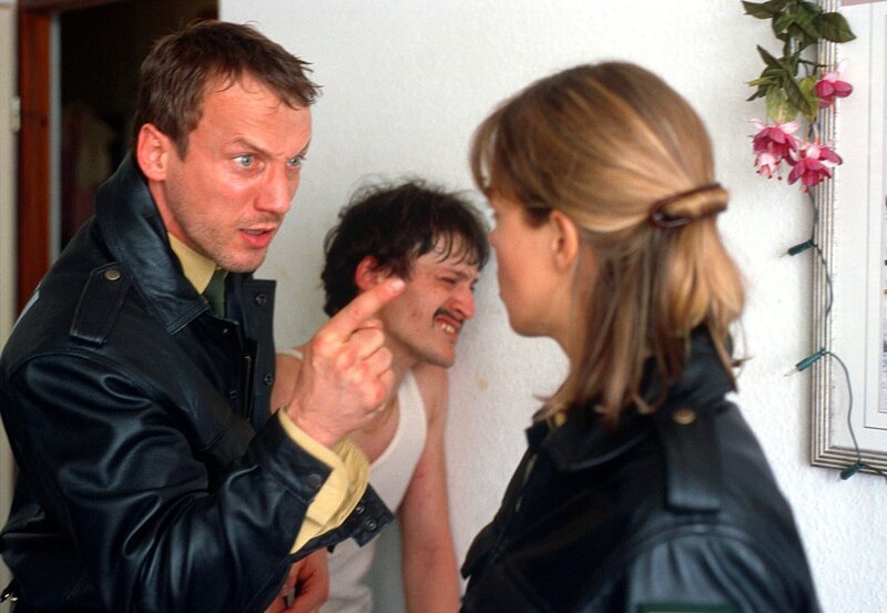 00 Uhr. Corinna (Anneke Kim Sarnau) und Jens (Wotan Wilke Möhring) nehmen den randalierenden Vittorio (David Scheller) fest. – Bild: NDR/Gordon Timpen 00 Uhr. Corinna (Anneke Kim Sarnau) und Jens (Wotan Wilke Möhring) nehmen den randalierenden Vittorio (David Scheller) fest. – Bild: NDR/Gordon Timpen