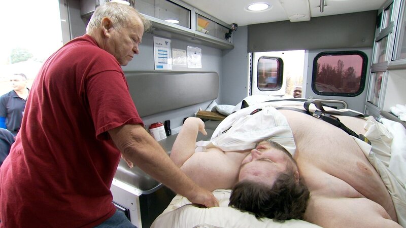 James is in ambulance while his dad, Don Sr, stands over him. – Bild: TLC /​ Photobank: 34456_ep507_012 /​ Discovery Communications