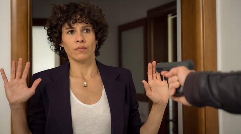 Stascha Novak (Jasmin Gerat) wird bedroht. – Bild: ARD Degeto/​Constantin TV