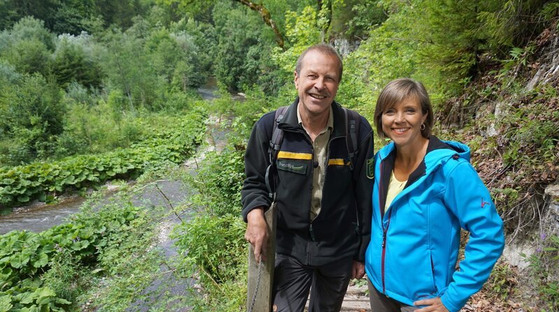 Wutach-Ranger Martin Schwenninger ist für den Schutz der Wutachschlucht zuständig. Er bringt Tourismus und Naturschutz in Einklang und gibt Annette Krause wichtige Tipps für ihre Tour. – Bild: BR/​SWR/​Jochen Schmid