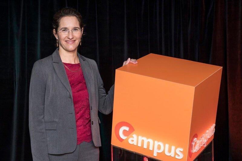 Prof. Dr. Andrea Büttner, Lehrstuhl für Aroma- und Geruchsforschung an der Friedrich-Alexander-Universität Erlangen-Nürnberg und stellvertretende Institutsleiterin am Fraunhofer-Institut für Verfahrenstechnik und Verpackung IVV in Freising. – Bild: BR/​Philipp Kimmelzwinger