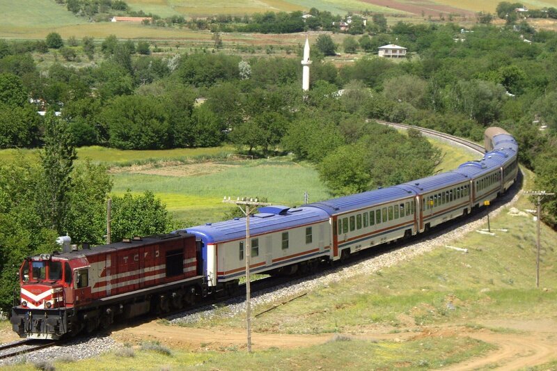 Zug und Minarett – mit dem Transasia Express bei Malatya. – Bild: SWR/​Alexander Schweitzer