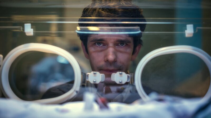 Adam (Ben Whishaw) plagen weiterhin Schuldgefühle, wegen des Fehlers, den er begangen hat. Er hat sich geschworen, jeden kleinsten Verdacht zu untersuchen. Doch so funktioniert das Krankenhaus nicht. – Bild: ZDF und Anika Molnar