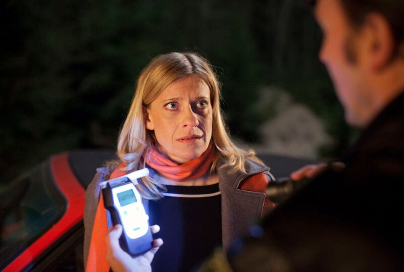 Sophie Haas (Caroline Peters, l.) gerät nach einem kleinen Umtrunk anlässlich Bärbels Geburtstag in eine Alkoholkontrolle. Polizist Schulte (Piet Fuchs, r.) stellt fest, dass sie zuviel getrunken hat und schon ist der Führerschein weg. – Bild: WDR/​ARD/​Thomas Kost