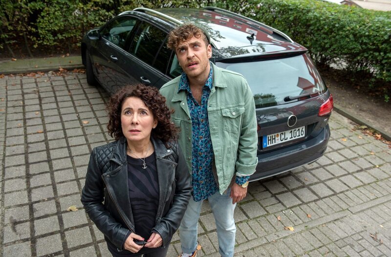 Entsetzt beobachten Harry Möller (Maria Ketikidou, l.) und Nils Sanchez (Enrique Fiß, r.) eine Auseinandersetzung auf einem Balkon im 11. Stock. – Bild: ARD/​Thorsten Jander