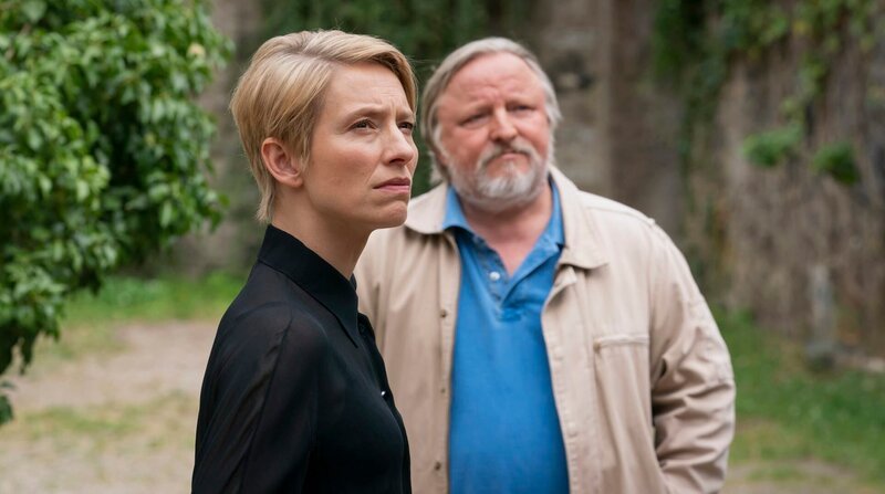 Kommissar Frank Thiel (Axel Prahl) mit Claudia Radtke (Sandra Borgmann), deren Familie erst seit Kurzem in Besitz der traditionsreichen Burg ist. – Bild: BR/​WDR/​Thomas Kost