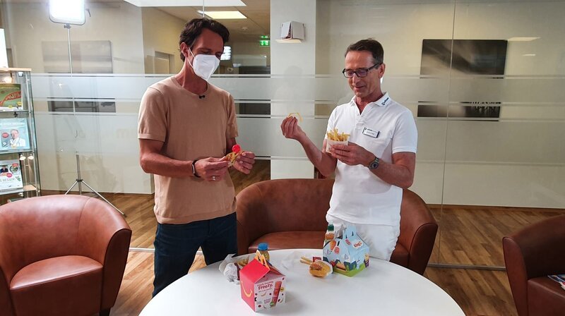 Jo Hiller spricht mit Ernährungsmediziner Dr. Matthias Riedl über die gesundheitlichen Folgen von Fast Food-Konsum bei Kindern. – Bild: Anneke Müller