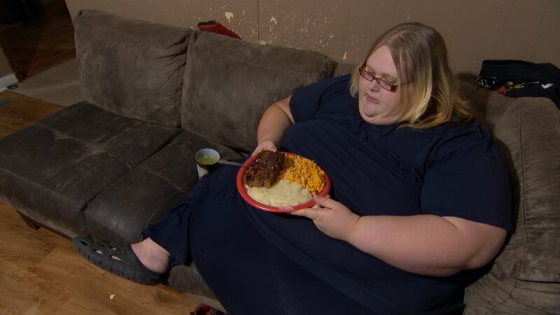 Nicole eats a meal on her couch. – Bild: Discovery Communications