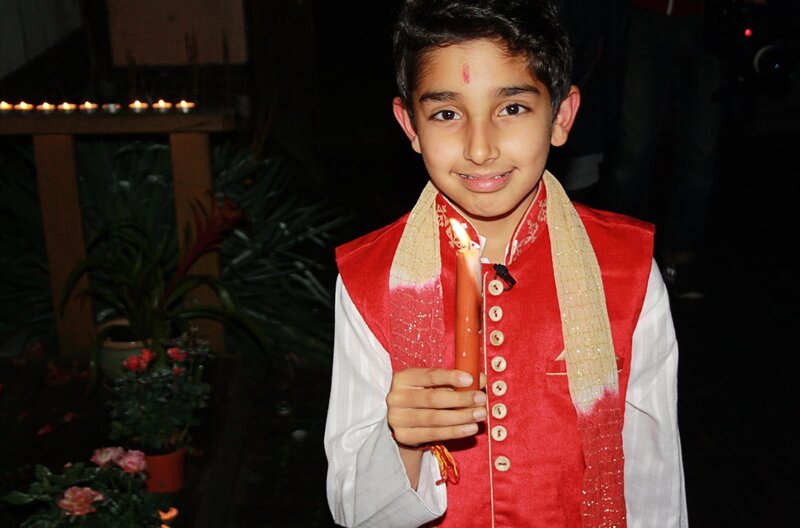 Tanvir trägt die traditionelle Uniform zu Diwali. – Bild: SWR/​Julian Mintert