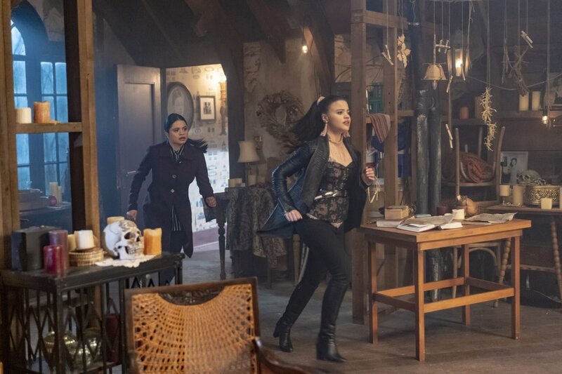 Mel Vera (Melonie Diaz, l.); Maggie Vera (Sarah Jeffery, r.) – Bild: The CW Network, LLC