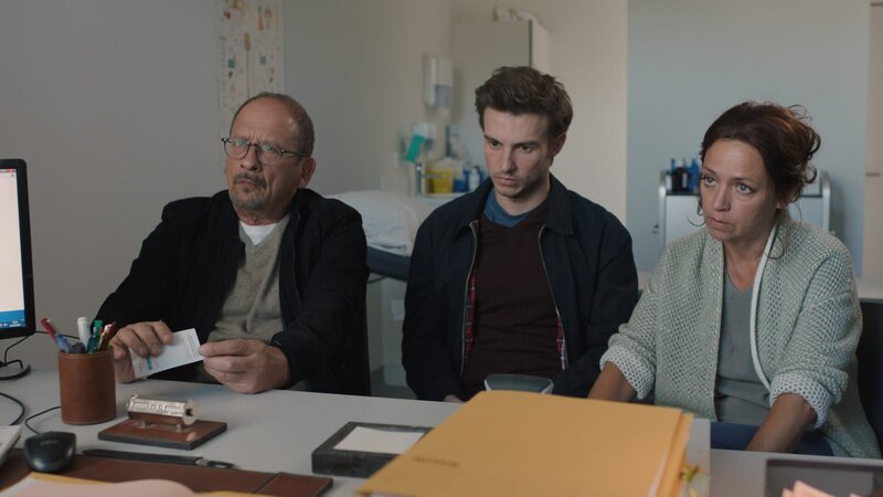 Dirk (Dirk van Dijk, l.) und Myriam (Els Dottermans, r.) sind voller Sorge und Trauer über die Krebserkrankung ihres Sohns Tristan (Maarten Nulens, M.). Neben diesem Schicksalsschlag müssen sie auch noch verarbeiten, dass ihre Ehe nach fast 30 Jahren gescheitert scheint … – Bild: ZDF und SYLVESTER PRODUCTION /​ VRT