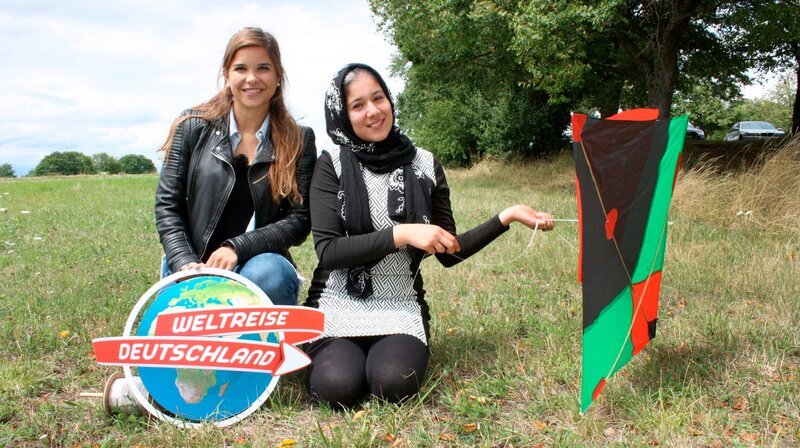 Weltreise Deutschland mit Anna (Annika Preil, l) und Zarah aus Afganistan. – Bild: WDR/​Antía Martínez Amor