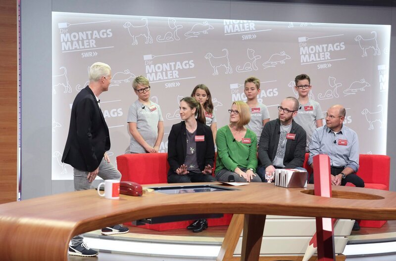 Guido Cantz und das Team „Tüfteln und Bastel“ v.li. hinten: Tim-Felix Lipka, Anabel Reinle, Marcel Beyer, Nick Ames; vorne: Christiane Sutter, Bettina Nolte, Alexander Wolny und Axel Kantelberg. – Bild: SWR/​Bavaria/​Frank W. Hempel